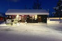 Camping Gällivare -  Campingplatz Rezeption mit Schnee in der Nacht
