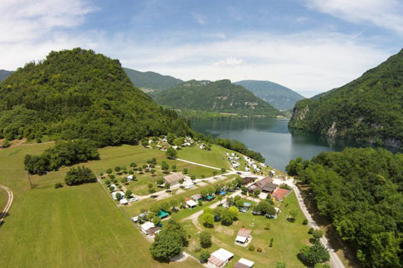 Camping Gajole  -  Campingplatz am Lago di Corlo aus der Vogelperspektive