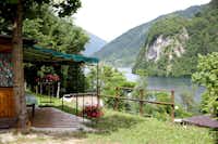 Camping Gajole  -  Mobilheim vom Campingplatz mit Veranda und Blick auf den See