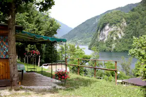 Camping Gajole - Mobilheim vom Campingplatz mit Veranda und Blick auf den See