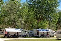 Camping Galeb  -  Wohnwagenstellplatz und Wohnmobilstellplatz vom Campingplatz zwischen Bäumen