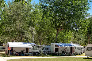 Camping Galeb - Wohnwagenstellplatz und Wohnmobilstellplatz vom Campingplatz zwischen Bäumen