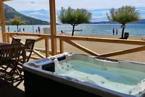 Camping Galeb - Jacuzzi auf der Veranda vom Mobilheim auf dem Campingplatz mit Blick auf das Meer