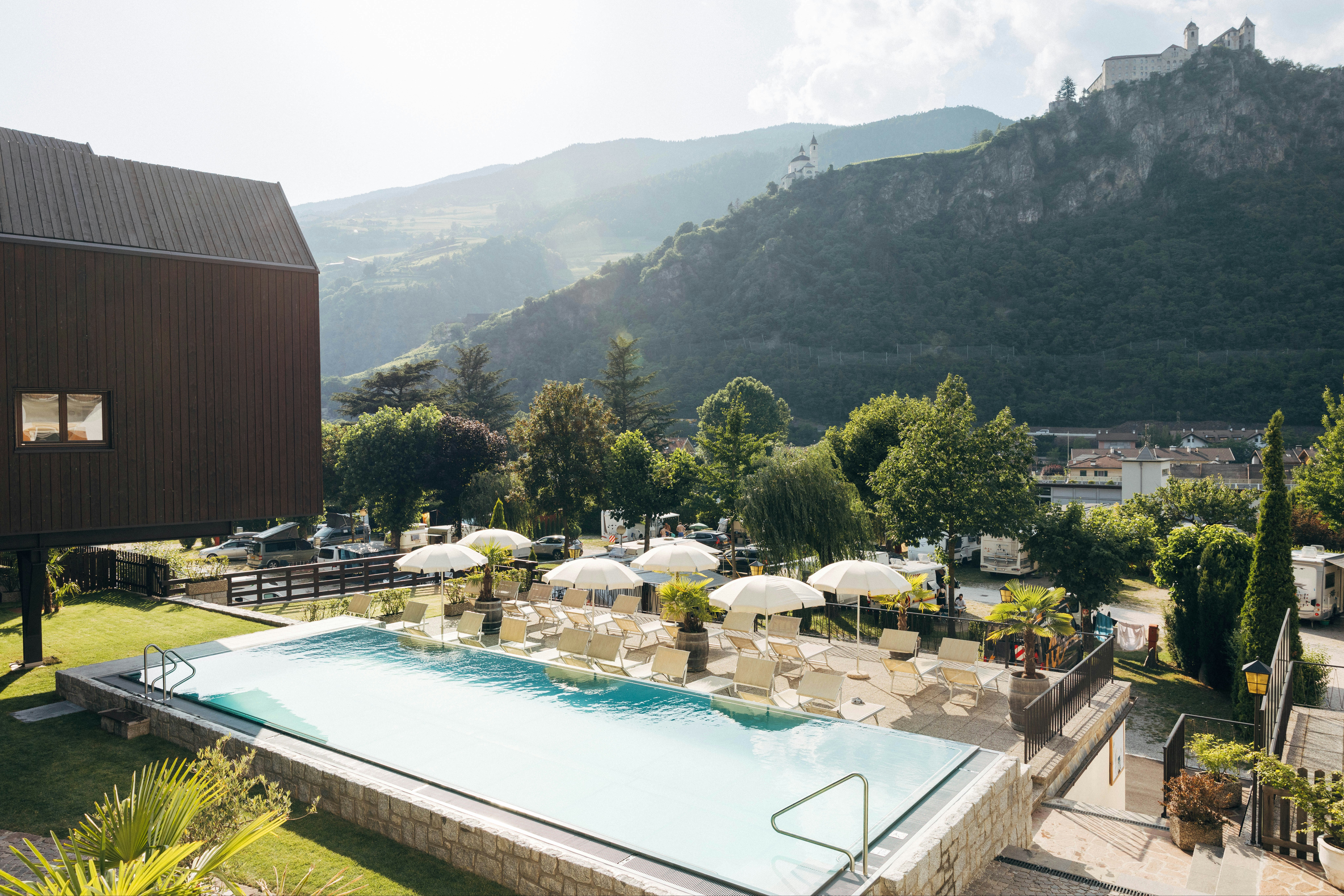Ansitz Gamp  - Pool im Freien mit Liegestühlen und Sonnenschirmen