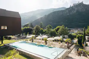 Ansitz Gamp - Pool im Freien mit Liegestühlen und Sonnenschirmen