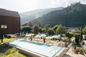 Ansitz Gamp - Pool im Freien mit Liegestühlen und Sonnenschirmen