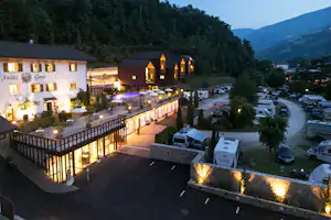 Ansitz Gamp - Blick auf den Campingplatz am Abend