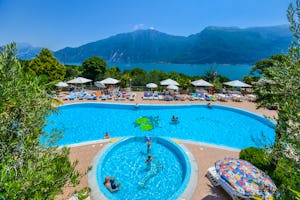 Camping Garda - Pool vom Campingplatz mit Blick auf den Garda See und die Berge