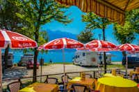 Camping Garda  -  Restaurant vom Campingplatz mit Terrasse mit Blick auf den Wohnwagenstellplatz und den Garda See