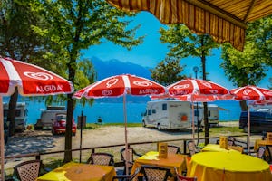 Camping Garda - Restaurant vom Campingplatz mit Terrasse mit Blick auf den Wohnwagenstellplatz und den Garda See