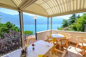 Camping Garda - Blick von der Terrasse im Mobilheim vom Campingplatz auf den Garda See