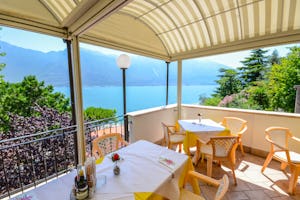 Camping Garda - Blick von der Terrasse im Mobilheim vom Campingplatz auf den Garda See