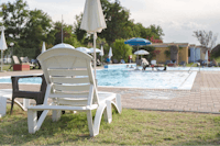 Camping Garden River  Centro Vacanze Garden River - Campingplatz mit Pool, Liegestühlen und Sonnenschirmen