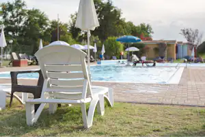 Camping Garden River Centro Vacanze Garden River - Campingplatz mit Pool, Liegestühlen und Sonnenschirmen