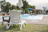 Camping Garden River  Centro Vacanze Garden River - Campingplatz mit Pool, Liegestühlen und Sonnenschirmen