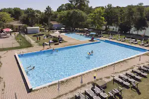 Centro Vacanze Garden River - Gaeste, pool und liegestuehlen auf dem Campingplatz