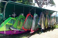 Camping Gardenia  - Stauraum für Windsurfs auf dem Campingplatz