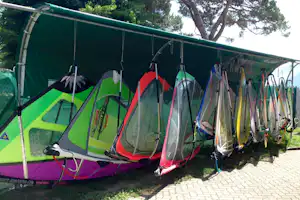 Camping Gardenia - Stauraum für Windsurfs auf dem Campingplatz