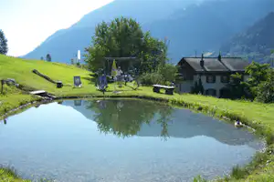 Camping Garvera - Spielplatz vom Campingplatz am Teich mit Blick auf die Berge