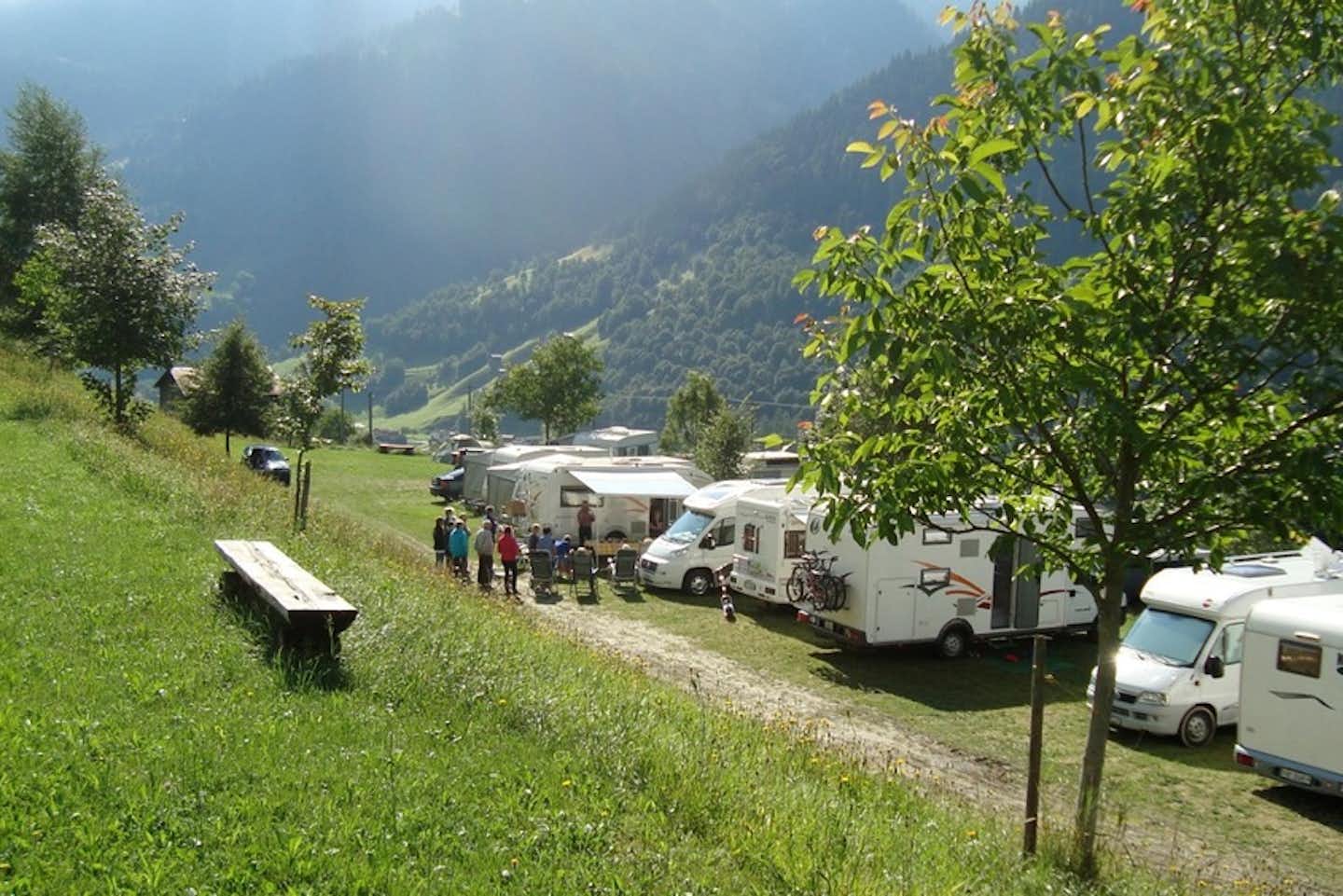 Camping Garvera  -  Wohnwagen auf dem Wohnwagen- und Zeltstellplatz vom Campingplatz mit Blick auf die Alpen