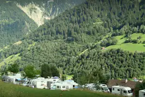 Camping Garvera - Wohnwagenstellplatz und Wohnmobilstellplatz vom Campingplatz umgeben von grünen Bergen