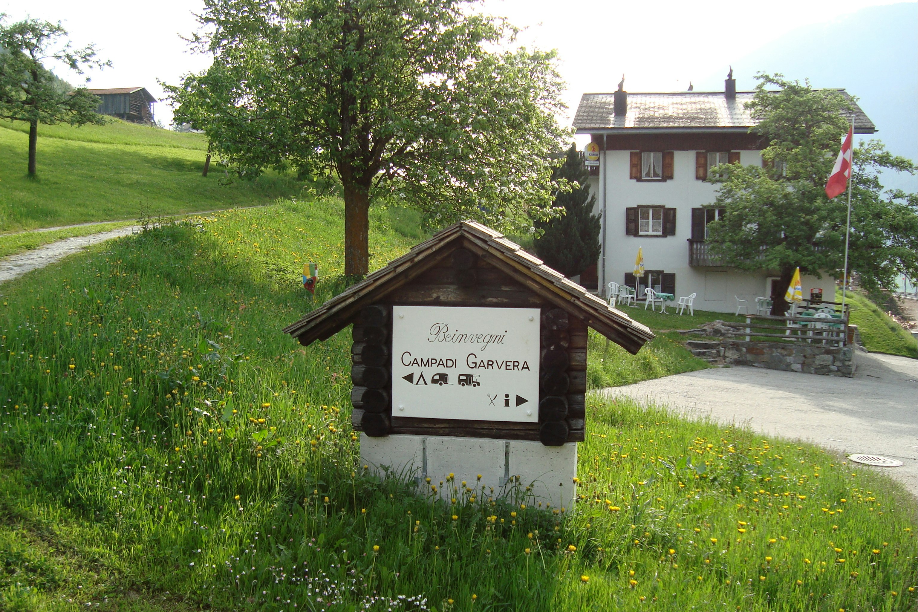 Camping Garvera  - Einfahrt vom Campingplatz, Rezeption im Hintergrund