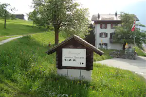 Camping Garvera - Einfahrt vom Campingplatz, Rezeption im Hintergrund