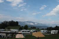 Camping Gauglerhof  -  Wohnwagen- und Zeltstellplatz vom Campingplatz mit Blick auf die Alpen