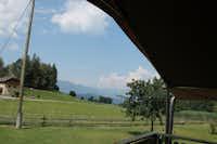 Camping Gauglerhof  - Blick von der Veranda des Mobilheims ins Grüne und auf die Berge