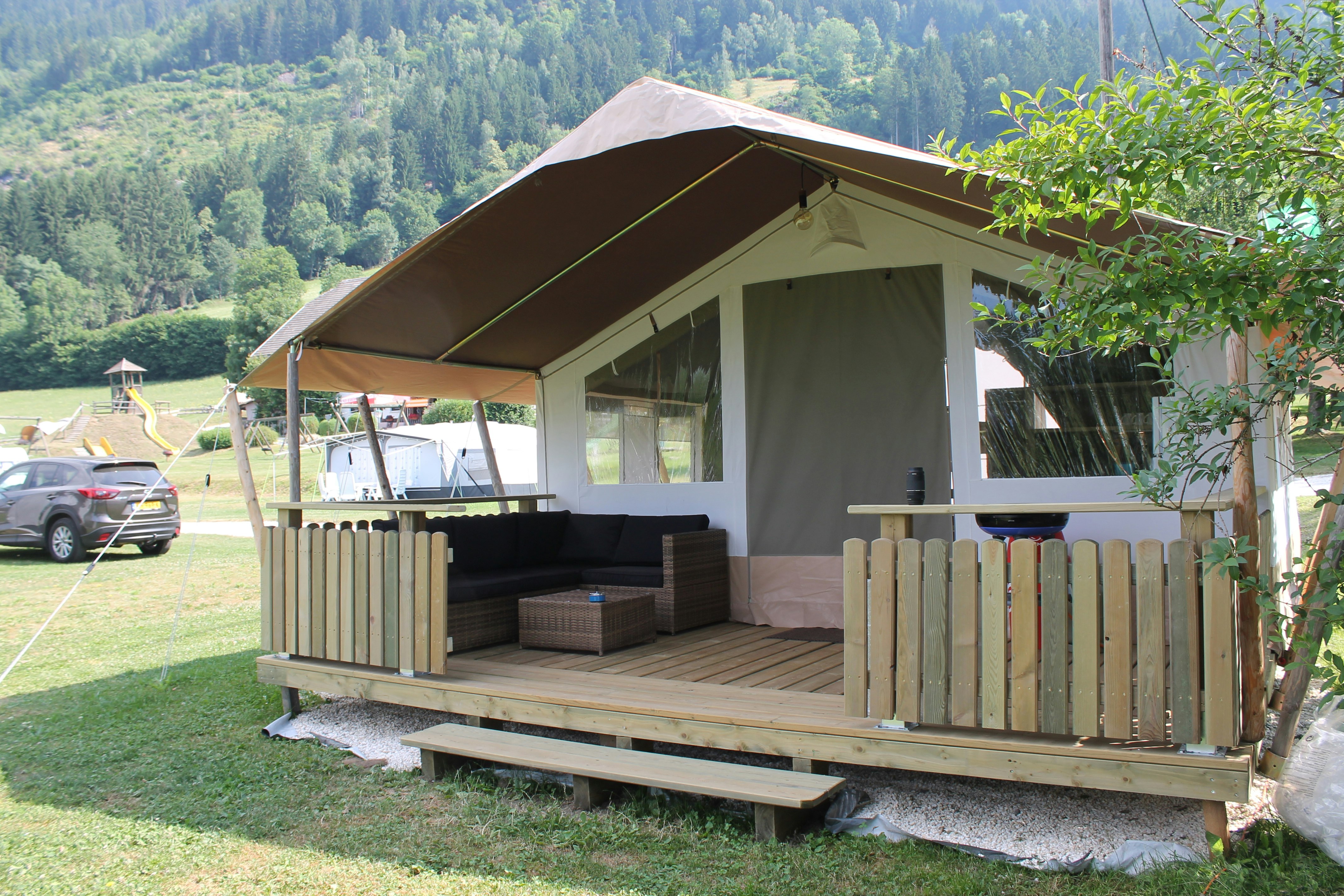 Camping Gauglerhof  - Sitzmöglichkeiten und Grill auf der Veranda vom Mobilheim auf dem Campingplatz
