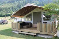 Camping Gauglerhof  - Sitzmöglichkeiten und Grill auf der Veranda vom Mobilheim auf dem Campingplatz