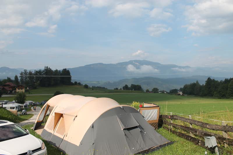 Camping Gauglerhof  - Zelt auf dem Wohnwagen- und Zeltstellplatz vom Campingplatz im Grünen mit Bergblick