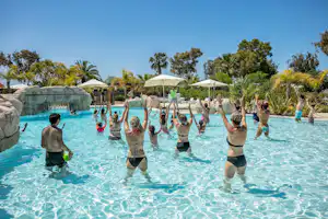 Yelloh! Village Gavina - Wassergymnastik im Poolbereich von dem Campingplatz