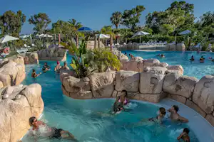 Yelloh! Village Gavina - Whirlpool im Poolbereich auf dem Campingplatz
