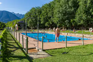 Camping Gavín - Camper am Pool vom Campingplatz