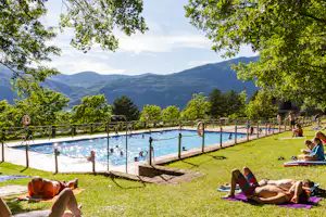 Camping Gavín - Pool vom Campingplatz mit Liegewiese und Blick auf die Berge