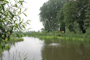 Camping Geelenhoof - Der nahegelegene See mit Brunnen auf dem Campingplatz