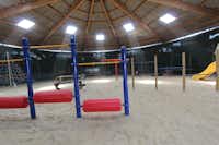 Camping Geelenhoof - Kinderspielplatz mit Sand in einer Halle