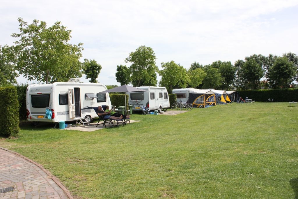 Camping Geelenhoof - Wohnwagenstellplätze auf dem grünen Rasen auf dem Campingplatz