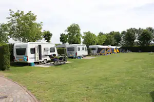 Camping Geelenhoof - Wohnwagenstellplätze auf dem grünen Rasen auf dem Campingplatz