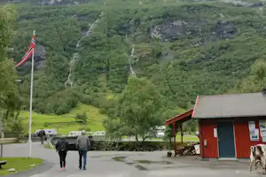 Camping Geiranger - Rezeption und Wohnwagenstellplätze im Grünen auf dem Campingplatz