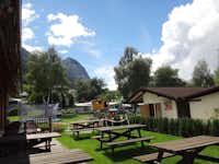 Camping Gemmi Agarn -  Restaurant Terrasse  mit Blick auf die Berge 
