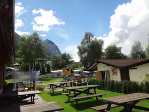 Camping Gemmi Agarn - Restaurant Terrasse mit Blick auf die Berge