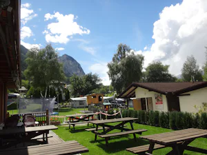 Camping Gemmi Agarn - Restaurant Terrasse mit Blick auf die Berge