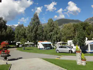 Camping Gemmi Agarn - Stell- und Zeltplätze mit Blick auf die Berge