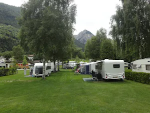 Camping Gemmi Agarn - Stellplätze mit Blick auf die Berge