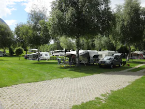 Camping Gemmi Agarn - Wohnwagenstellplätze in Grunen auf dem Campingplatz