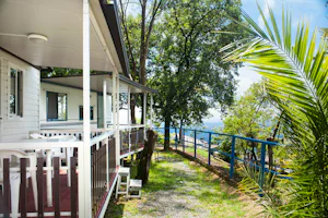 Camping Genova Est - Mobilheime vom Campingplatz mit Veranda und Blick auf das Mittelmeer