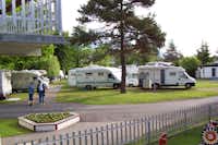 Camping Gerli - Wohnmobile auf Stellplätzen des Campingplatzes