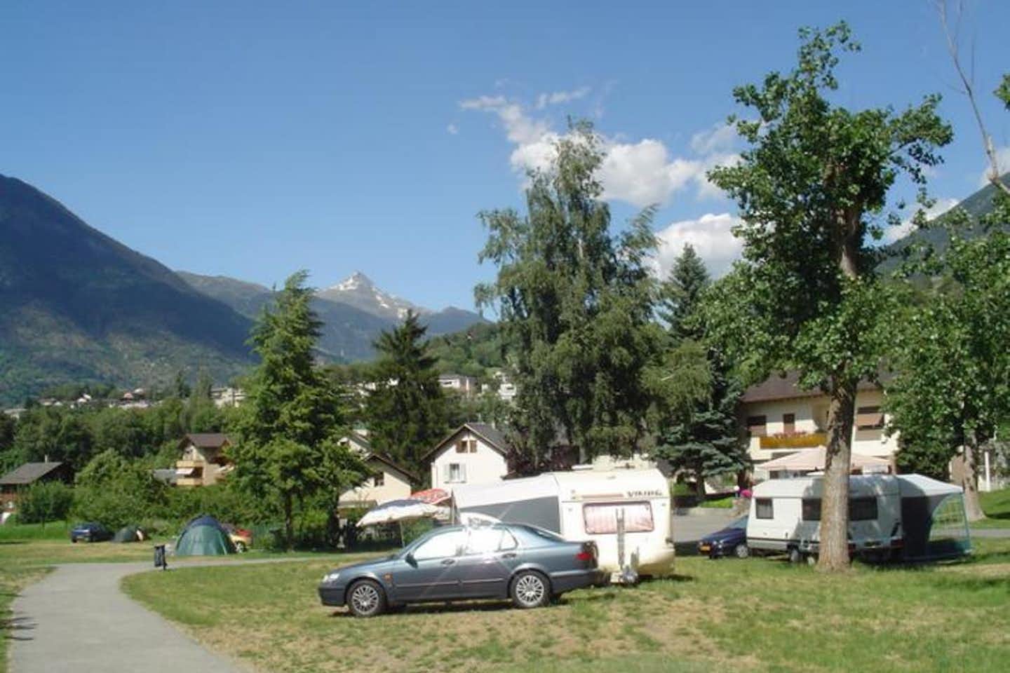 Camping Geschina  -  Wohnwagen- und Zeltstellplatz vom Campingplatz mit Blick auf die Alpen